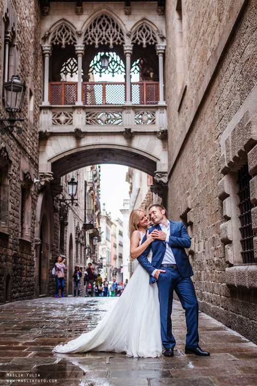 Sesión de fotos lluviosa en Barcelona. Fotógrafo en Barcelona  Maslik Yulia