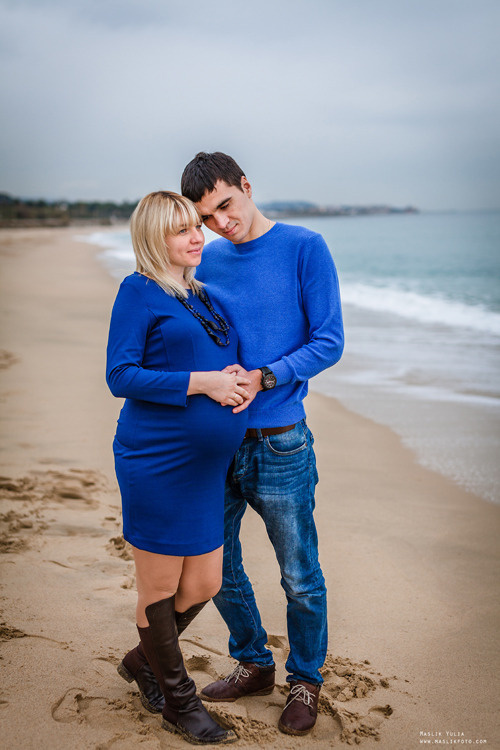Sesión de fotos de embarazo en la playa en Barcelona. Fotógrafo en Barcelona  Maslik Yulia