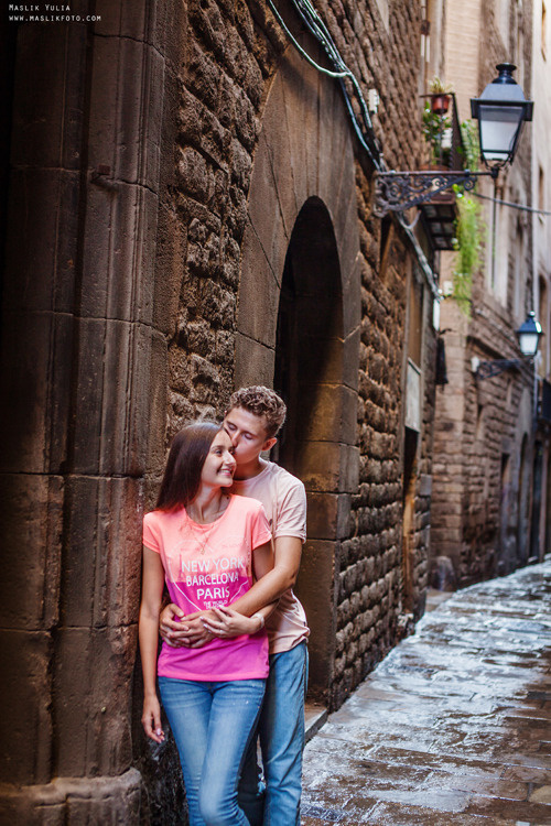 Impresionante paseo fotográfico de enamorados en Barcelona. Fotógrafo en Barcelona  Maslik Yulia