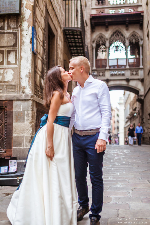 Elegante paseo fotográfico de boda. Fotógrafo en Barcelona  Maslik Yulia