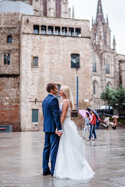 Sesión de fotos lluviosa en Barcelona. Fotógrafo en Barcelona  Maslik Yulia
