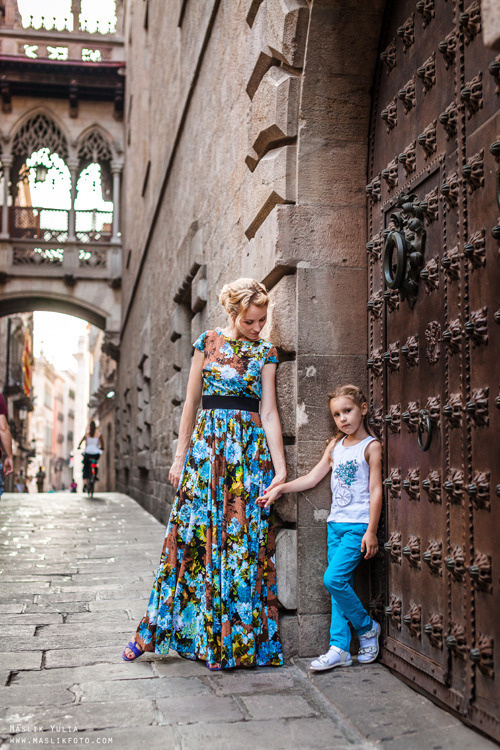 Sesión de fotos familiares en un viaje a Barcelona. Fotógrafo en Barcelona  Maslik Yulia
