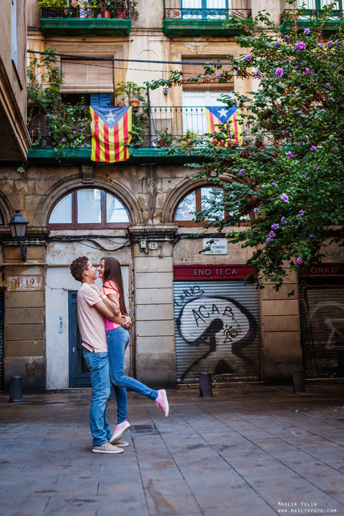 Impresionante paseo fotográfico de enamorados en Barcelona. Fotógrafo en Barcelona  Maslik Yulia