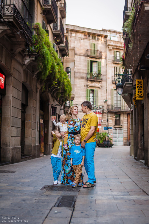 Sesión de fotos familiares en un viaje a Barcelona. Fotógrafo en Barcelona  Maslik Yulia