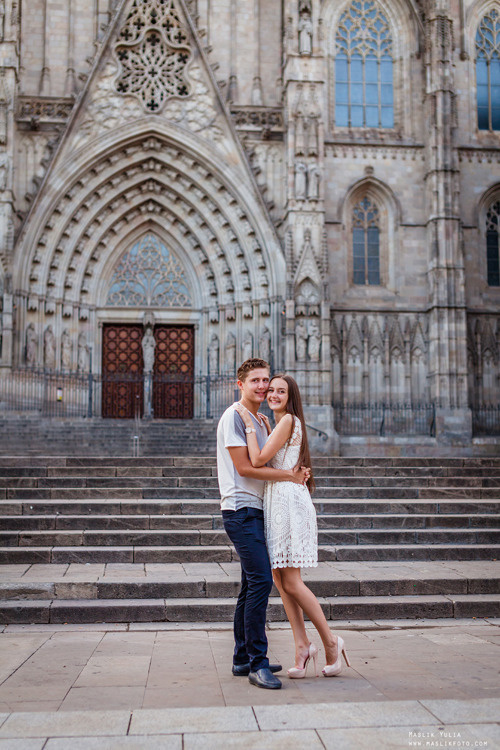 Impresionante paseo fotográfico de enamorados en Barcelona. Fotógrafo en Barcelona  Maslik Yulia