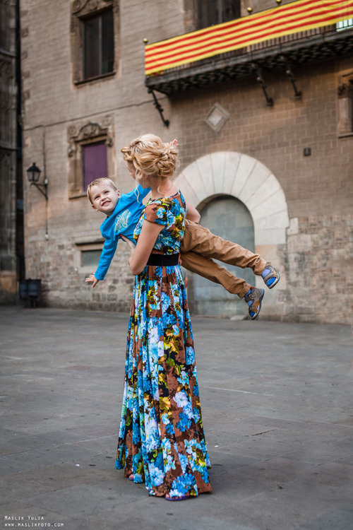 Sesión de fotos familiares en un viaje a Barcelona. Fotógrafo en Barcelona  Maslik Yulia