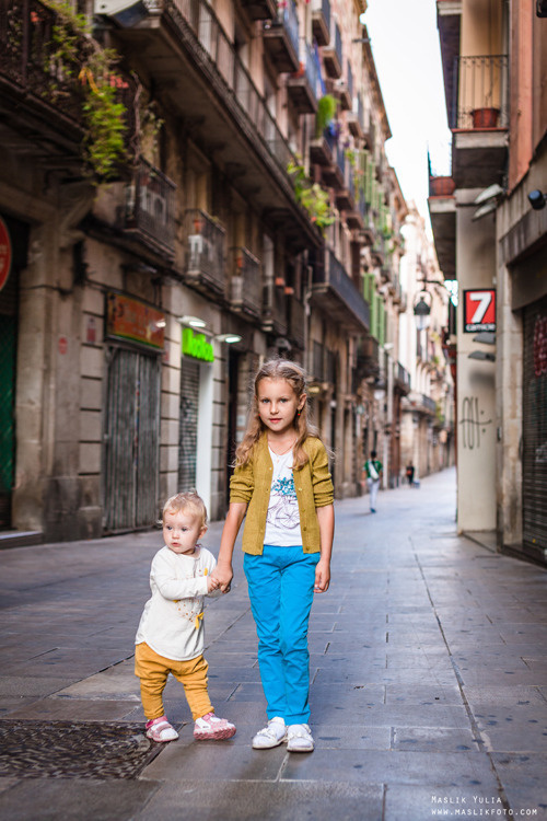 Sesión de fotos familiares en un viaje a Barcelona. Fotógrafo en Barcelona  Maslik Yulia