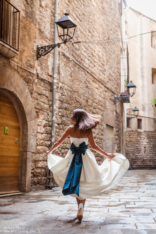 Elegante paseo fotográfico de boda. Fotógrafo en Barcelona  Maslik Yulia
