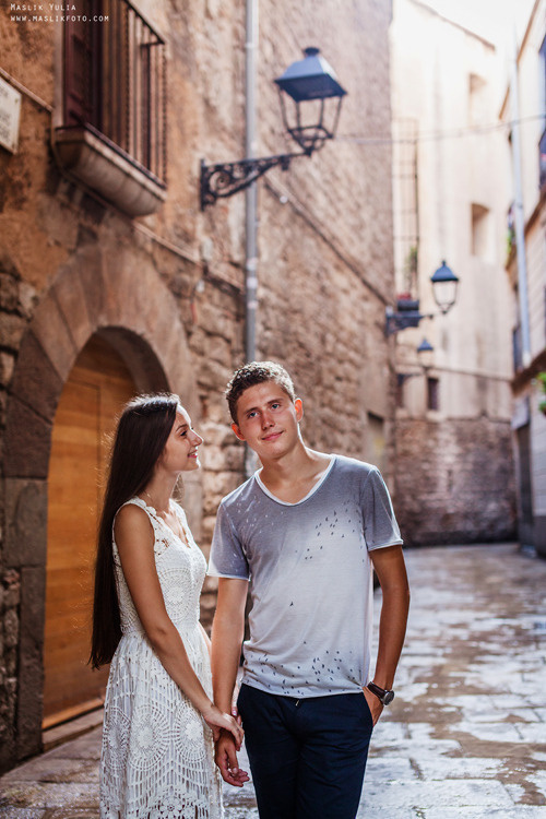 Impresionante paseo fotográfico de enamorados en Barcelona. Fotógrafo en Barcelona  Maslik Yulia