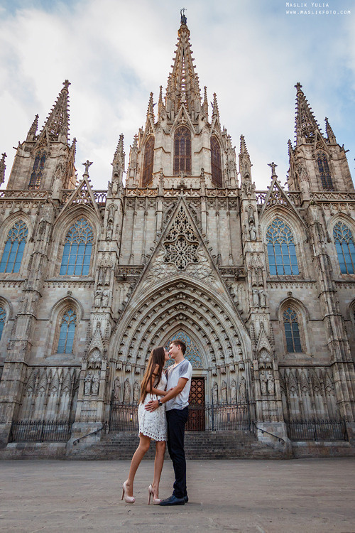 Impresionante paseo fotográfico de enamorados en Barcelona. Fotógrafo en Barcelona  Maslik Yulia