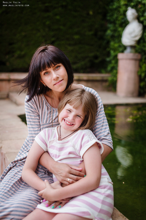 Семейная фотосессия в Барселоне в  парке Лабиринт. Фотограф в Барселоне Испании Маслик Юлия