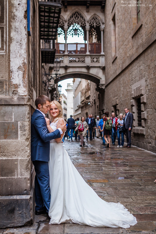 Sesión de fotos lluviosa en Barcelona. Fotógrafo en Barcelona  Maslik Yulia