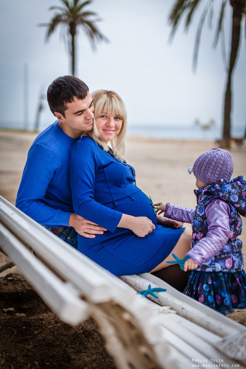 Sesión de fotos de embarazo en la playa en Barcelona. Fotógrafo en Barcelona  Maslik Yulia