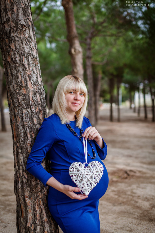 Sesión de fotos de embarazo en la playa en Barcelona. Fotógrafo en Barcelona  Maslik Yulia