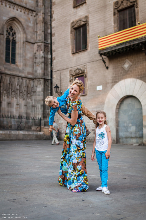 Sesión de fotos familiares en un viaje a Barcelona. Fotógrafo en Barcelona  Maslik Yulia