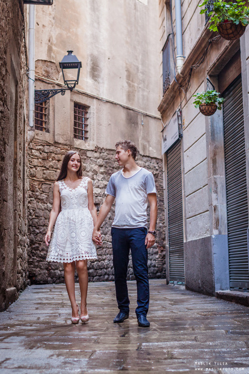 Impresionante paseo fotográfico de enamorados en Barcelona. Fotógrafo en Barcelona  Maslik Yulia