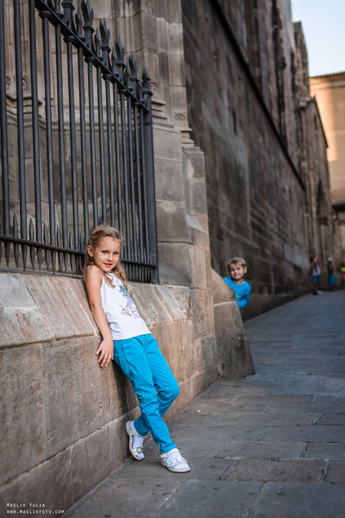 Sesión de fotos familiares en un viaje a Barcelona. Fotógrafo en Barcelona  Maslik Yulia