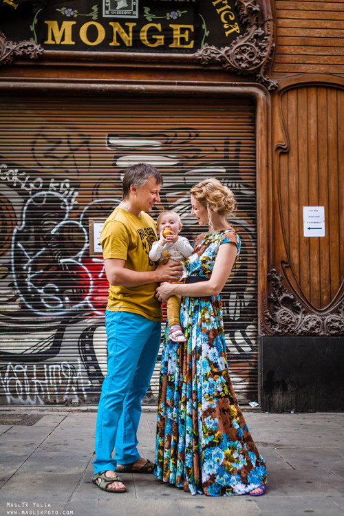 Sesión de fotos familiares en un viaje a Barcelona. Fotógrafo en Barcelona  Maslik Yulia