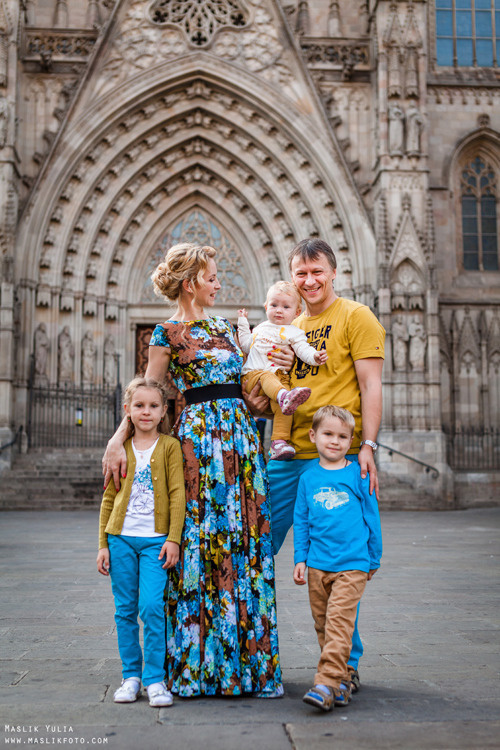 Sesión de fotos familiares en un viaje a Barcelona. Fotógrafo en Barcelona  Maslik Yulia