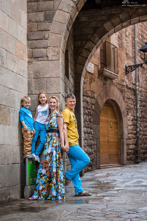 Sesión de fotos familiares en un viaje a Barcelona. Fotógrafo en Barcelona  Maslik Yulia