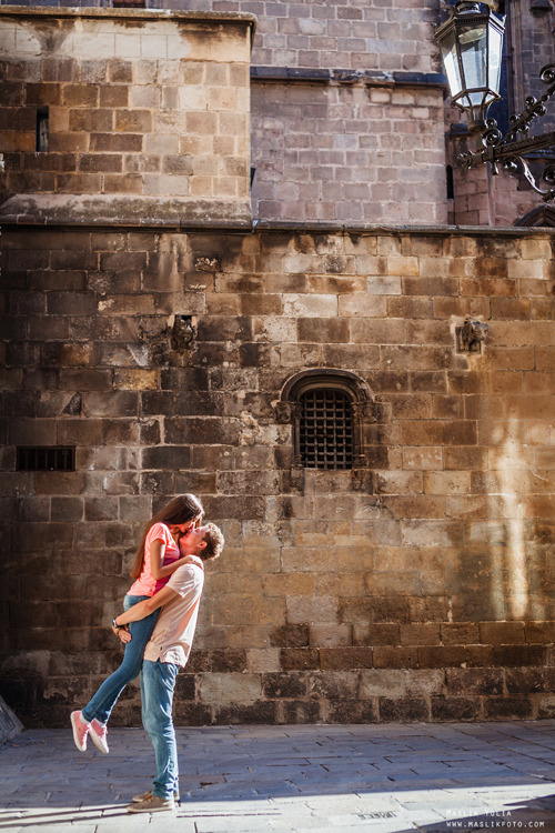 Impresionante paseo fotográfico de enamorados en Barcelona. Fotógrafo en Barcelona  Maslik Yulia