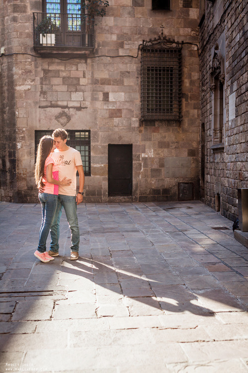 Impresionante paseo fotográfico de enamorados en Barcelona. Fotógrafo en Barcelona  Maslik Yulia