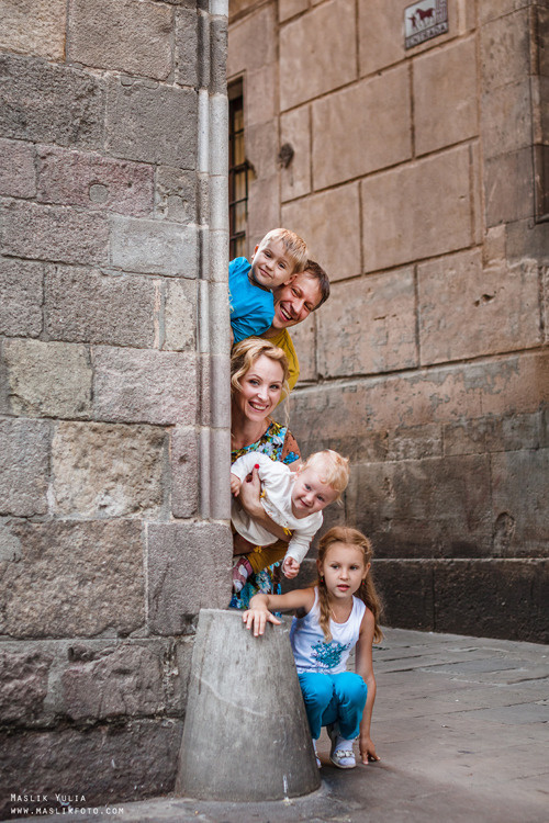 Sesión de fotos familiares en un viaje a Barcelona. Fotógrafo en Barcelona  Maslik Yulia