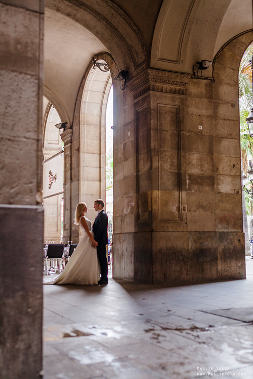 Sesión de fotos lluviosa en Barcelona. Fotógrafo en Barcelona  Maslik Yulia