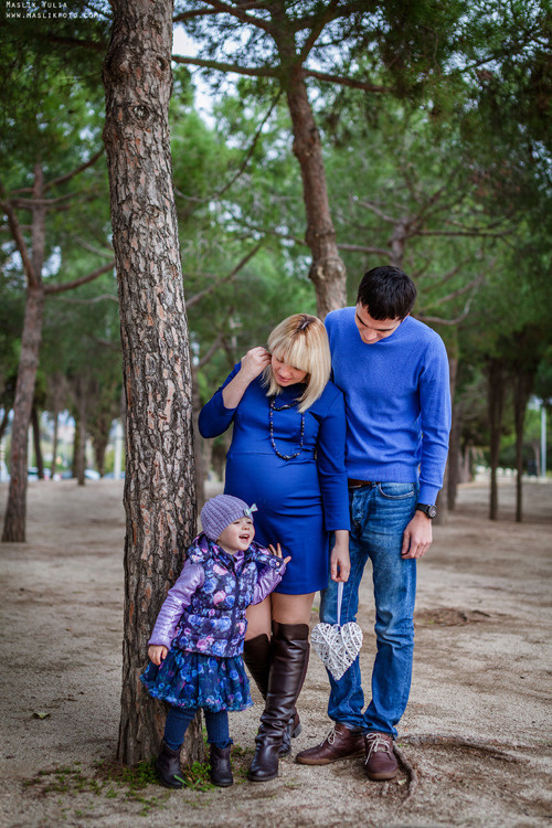 Sesión de fotos de embarazo en la playa en Barcelona. Fotógrafo en Barcelona  Maslik Yulia