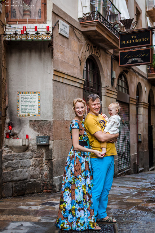 Sesión de fotos familiares en un viaje a Barcelona. Fotógrafo en Barcelona  Maslik Yulia