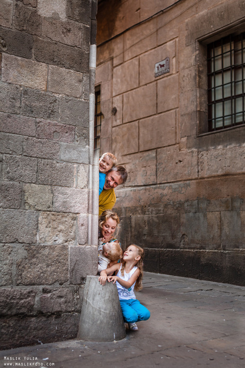 Sesión de fotos familiares en un viaje a Barcelona. Fotógrafo en Barcelona  Maslik Yulia