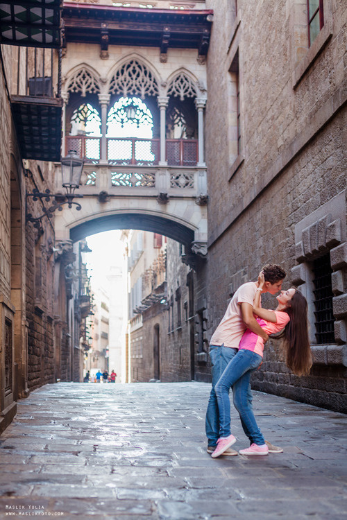 Impresionante paseo fotográfico de enamorados en Barcelona. Fotógrafo en Barcelona  Maslik Yulia