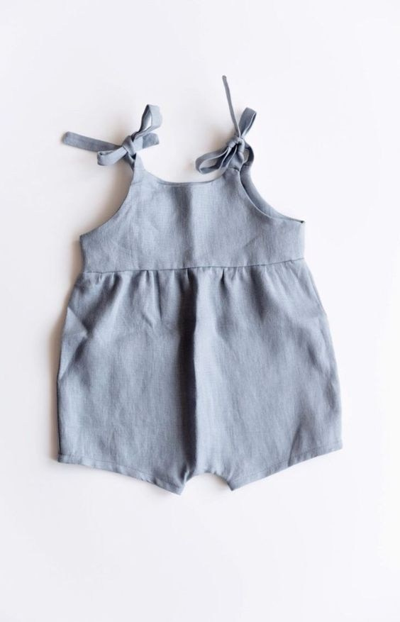 Look infantil para ensaio de família com roupa confortável e tons suaves