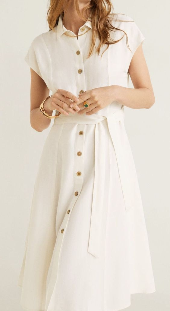 Look feminino para ensaio de família com vestido leve e tecido fluido