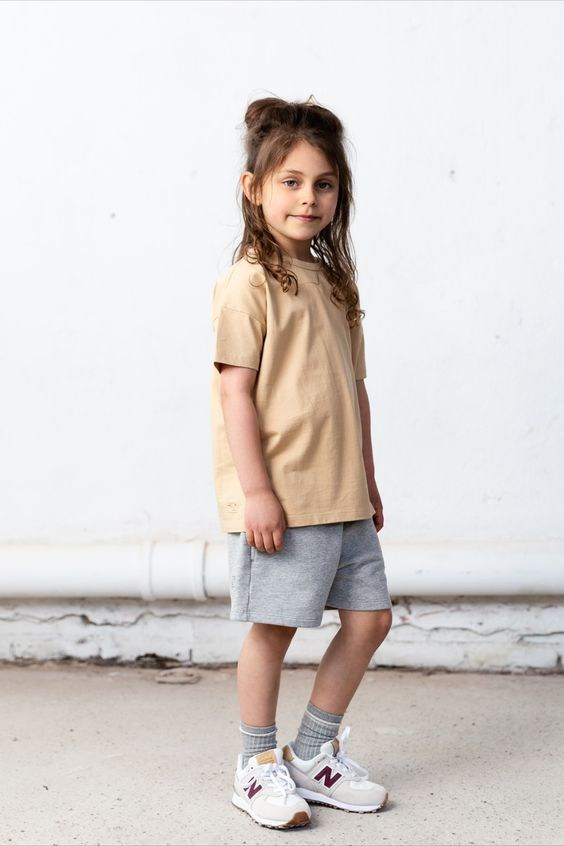 Fotografia editorial de roupas para ensaio de família com estética minimalista