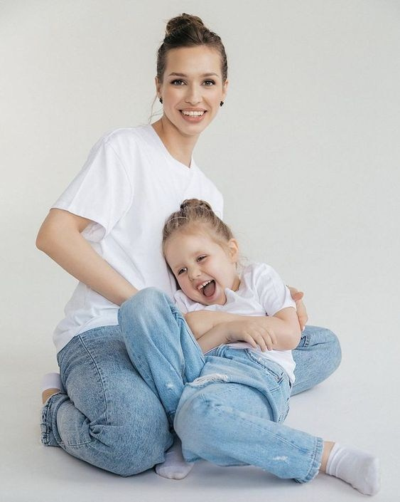 Look para ensaio de família com estética minimalista, em tons neutros e tecido fluido