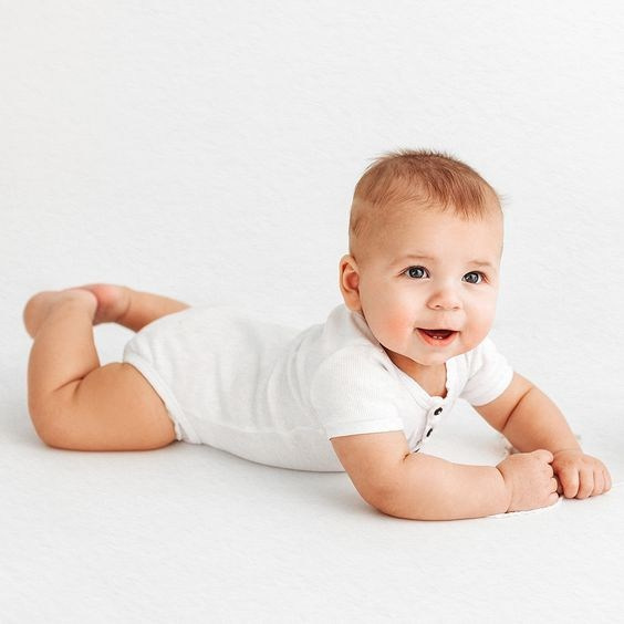 Looks em cores suaves pensados para ensaio de família com harmonia visual