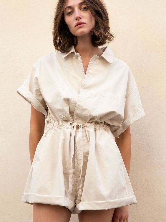 Textura natural do tecido em roupa para ensaio de família com estética clean