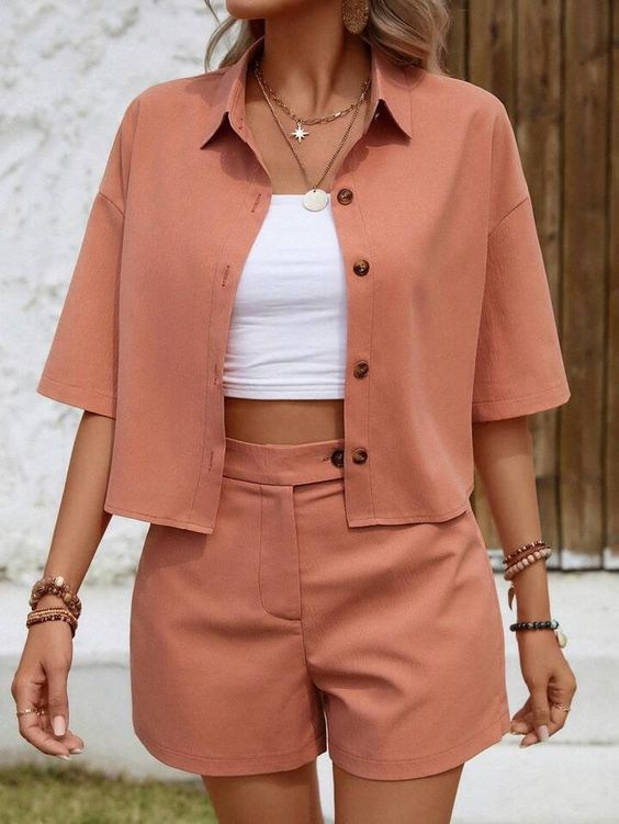 Produção de moda para ensaio de família, com roupas leves e caimento natural