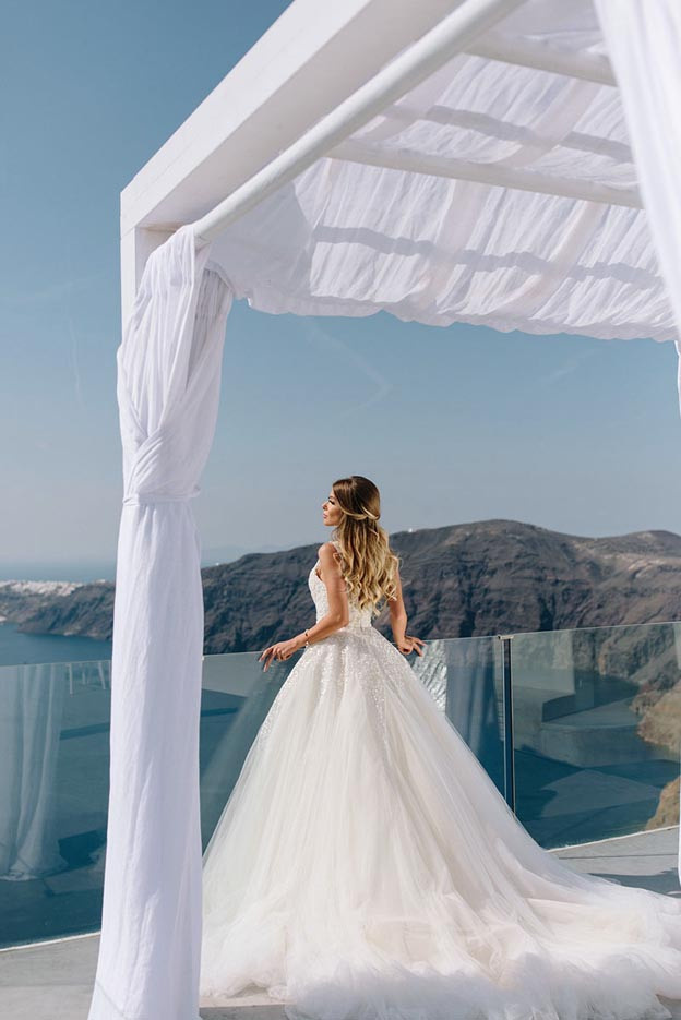 Свадебная площадка для церемонии на Санторини. Свадьба, банкет в Греции.