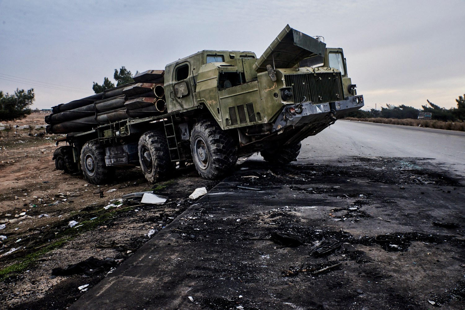 Gouvernorat de Homs, 20 décembre 2024 - Carcasse d'un camion lance-roquette Smerch des forces gouvernementales gisant au bord d'une route près de Homs. Ce véhicule militaire soviétique a été abandonné lorsque les soldats du régime se sont retirés face à l'offensive rebelle ayant conduit à la chute de Bachar al-Assad.