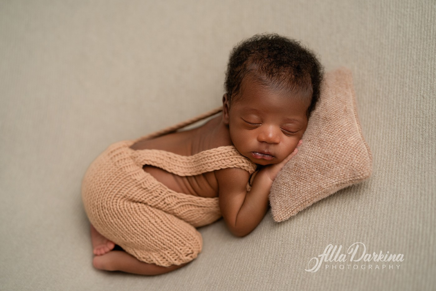 Newborn session price guide. Newborn and family photographer. Hills District. Sydney