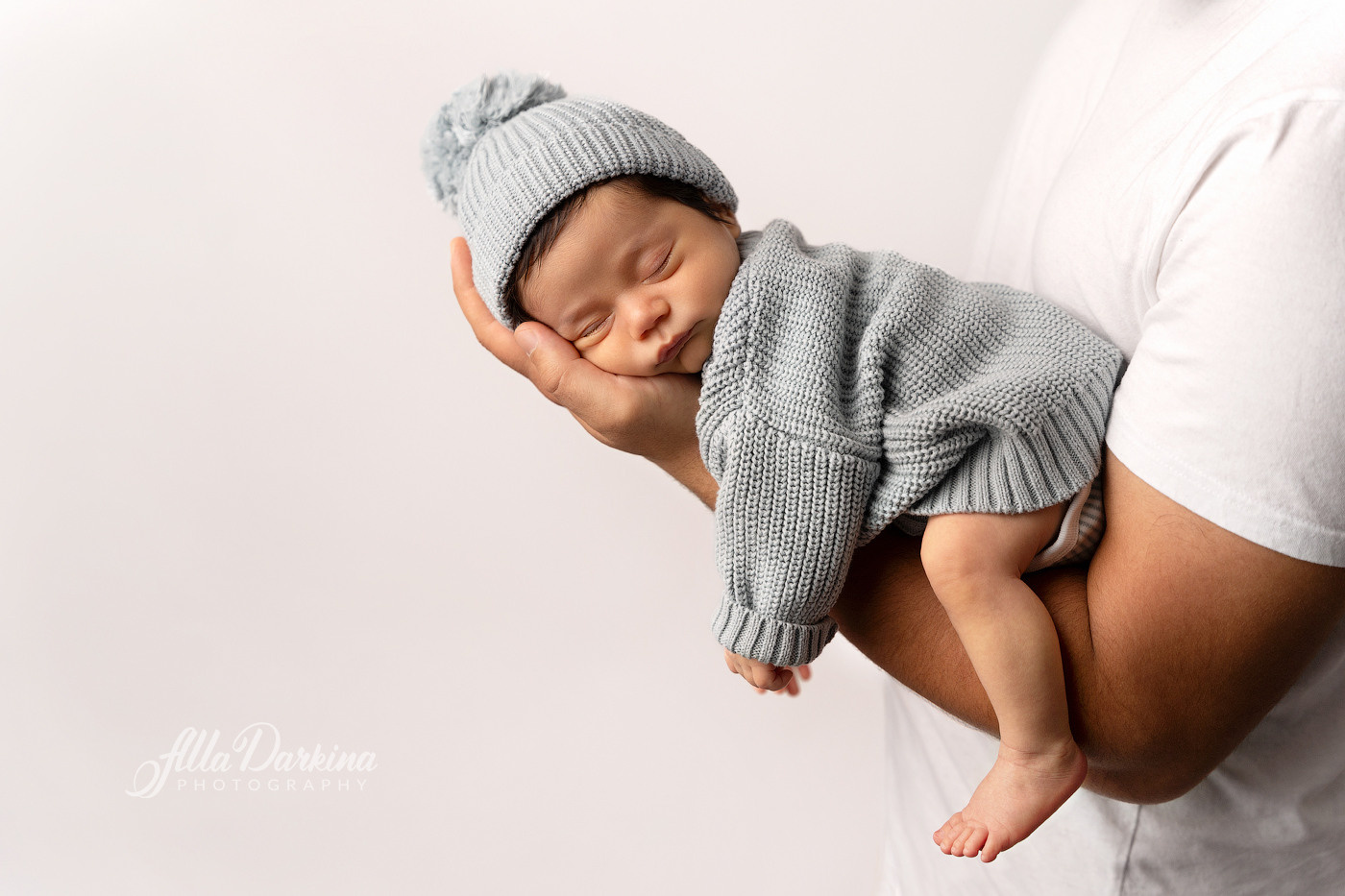 Newborn session price guide. Newborn and family photographer. Hills District. Sydney