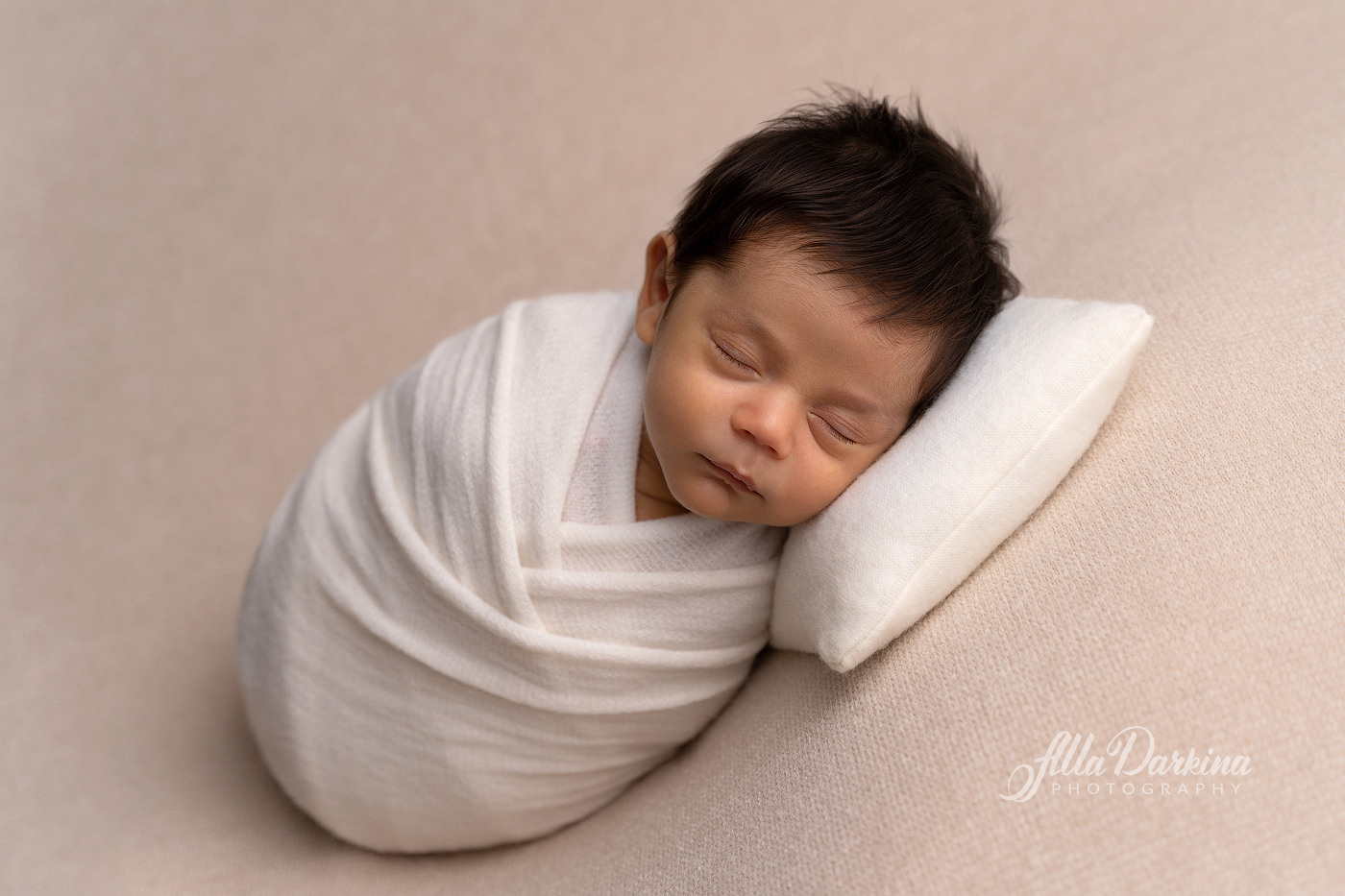 Newborn session price guide. Newborn and family photographer. Hills District. Sydney