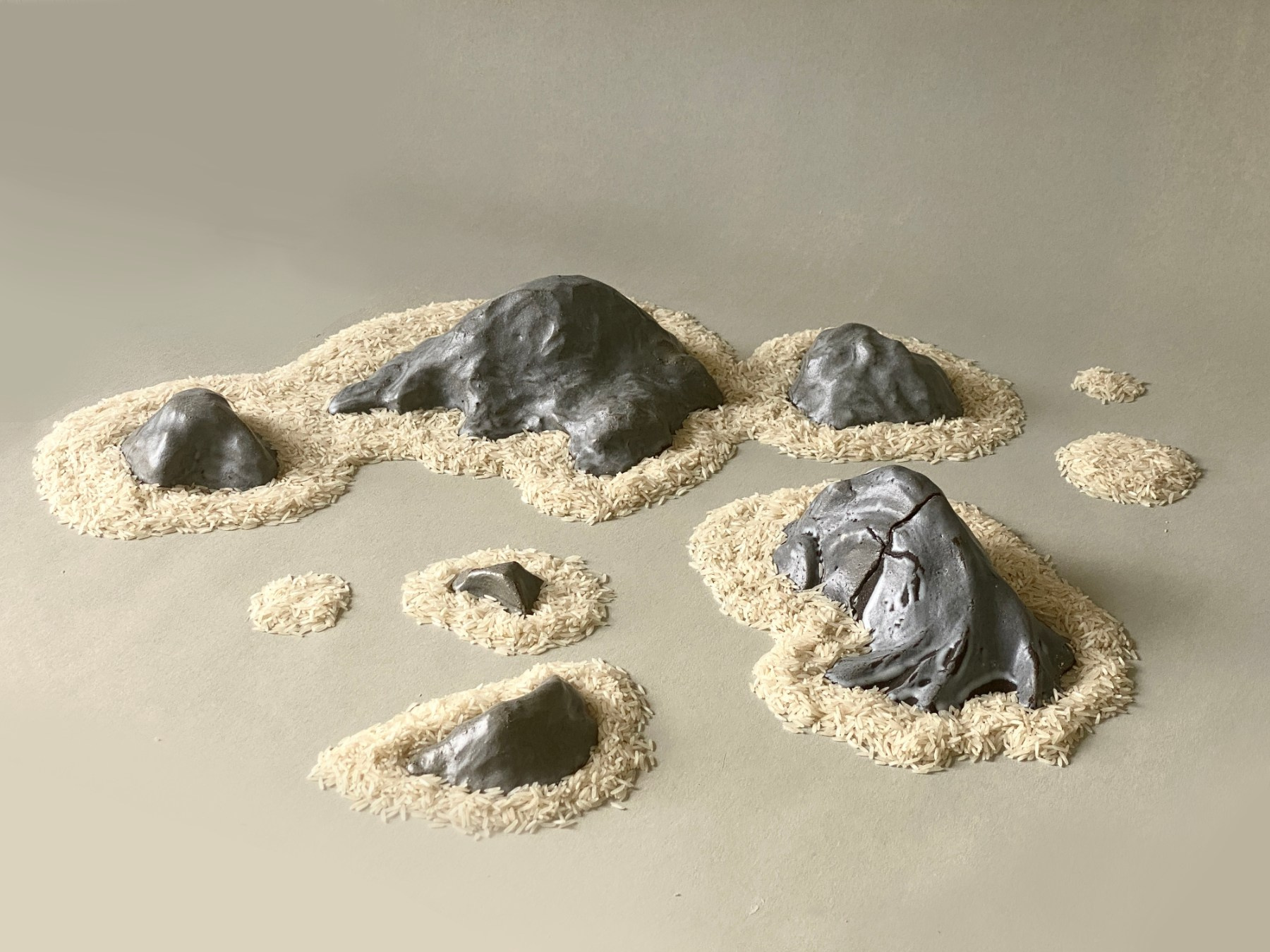 Ceramique, riz et ensens. Installation variable