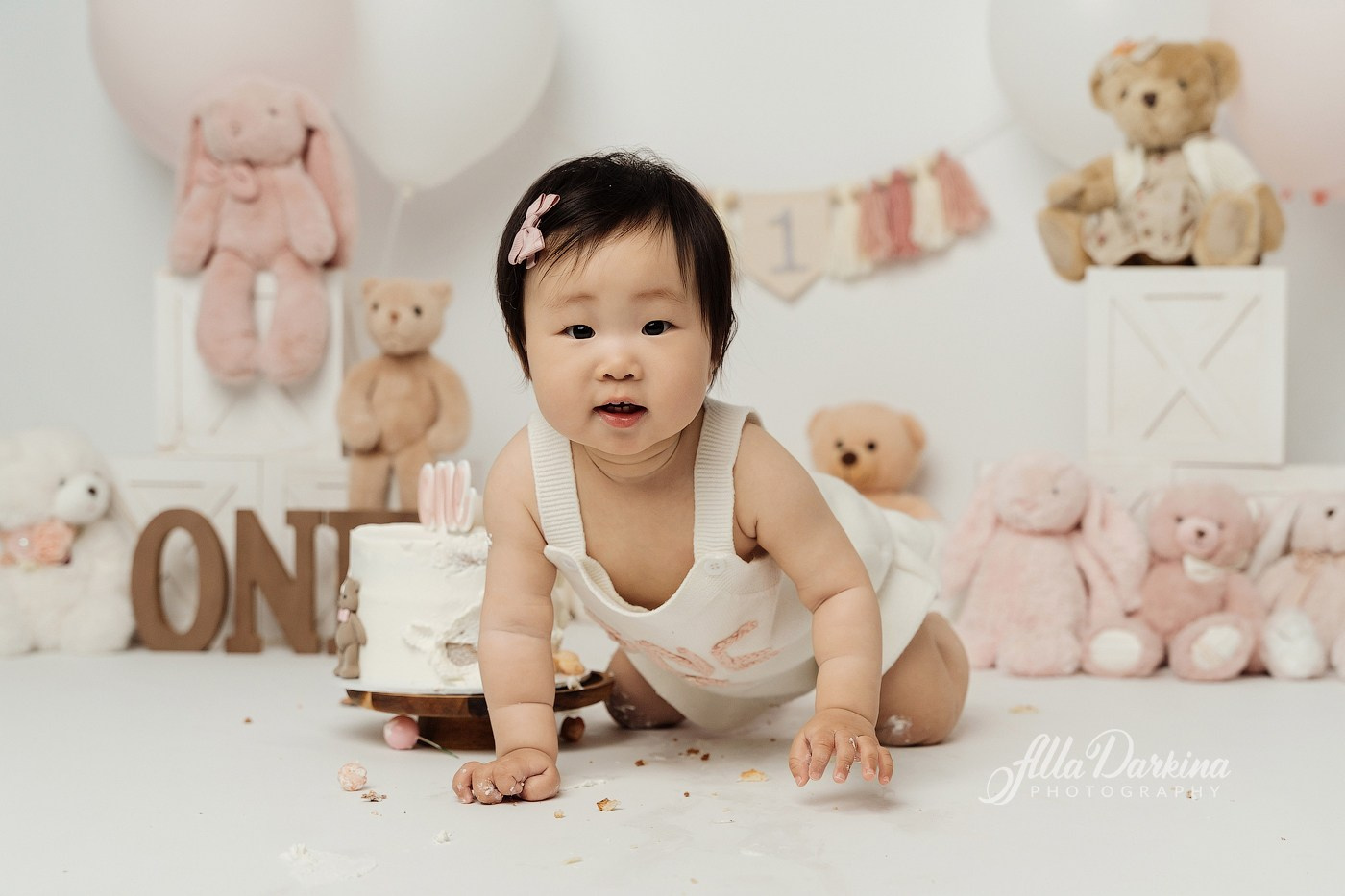 Cake smash session. Newborn and family photographer. Hills District. Sydney
