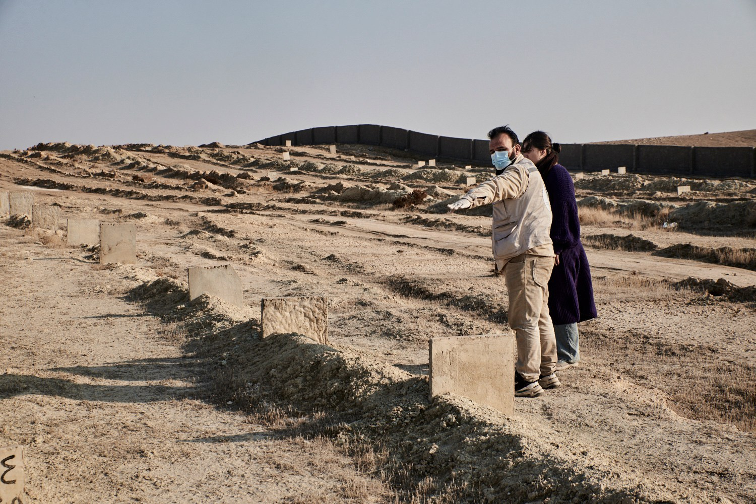 Raqqa, 9 février 2025 – Des membres de la Syrian Missing Persons and Forensic Team dans un cimetière qu'ils ont créé, pour y enterrer dignement les corps des victimes retrouvés dans les fosses communes de Daech.