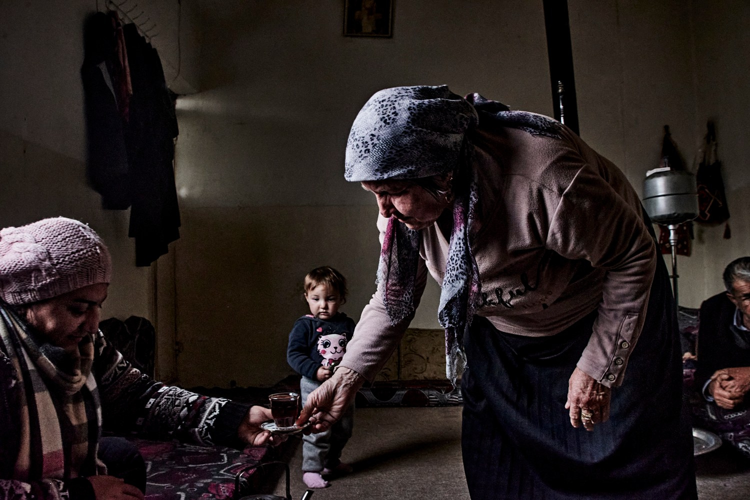 Al Qahtania, 13 février 2025 - Amira, une femme yezidie, a fuit son village des environs d'Alep avec sa famille pour venir se réfugier dans le Rojava après la chute de Bachar al-Assad. Les membres de la communauté yezidie gardent un traumatisme profond lié au génocide commis par les terroristes de l’État islamique en 2014, et s'inquiètent de l'arrivée au pouvoir à Damas d'une coalition de rebelles portée par un groupe djihadiste.