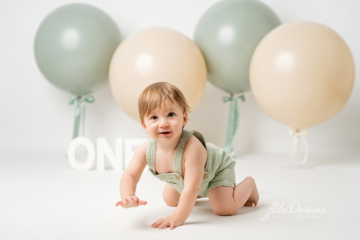 Cake smash session price guide. Newborn and family photographer. Hills District. Sydney