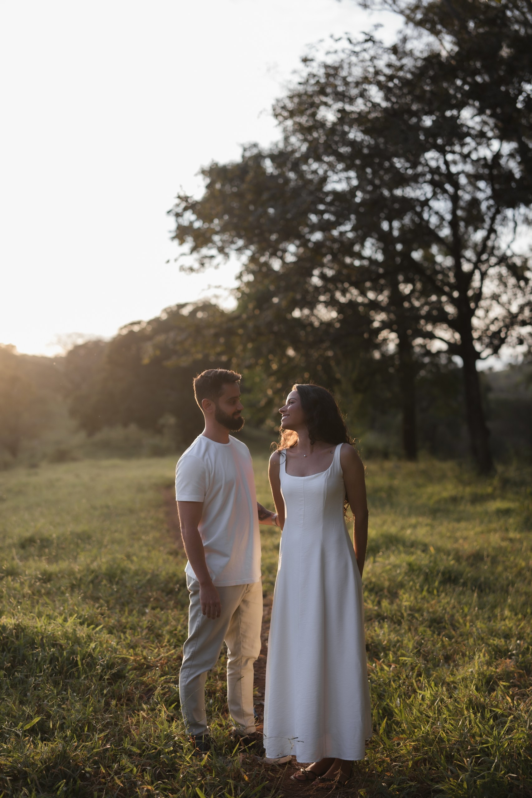 Casal apaixonado durante ensaio de noivado em Minas Gerais, vivendo momentos reais e inesquecíveis antes do casamento.
